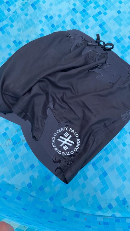 BAÑADOR CALIFATO ¾ - VENTE PA LO JONDO. El logo está bordado con hilo fluorescente · Brilla en la oscuridad