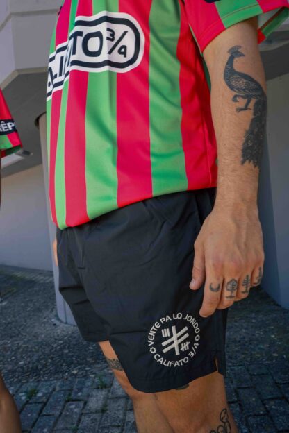 BAÑADOR CALIFATO ¾ - VENTE PA LO JONDO. El logo está bordado con hilo fluorescente · Brilla en la oscuridad